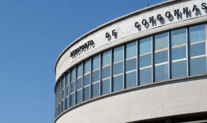 Pista do Aeroporto de Congonhas fecha após avião colidir com pássaro