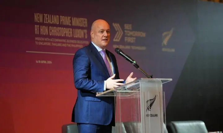 Premiê da Nova Zelândia conquista voto de confiança e permanece no governo