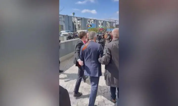 Príncipe herdeiro do Irã é atacado com líquido vermelho; veja vídeo