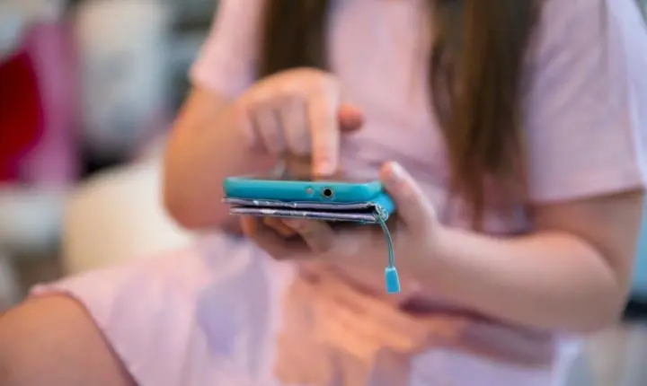 Proibição de celular na escola tem efeito surpreendente, diz estudo
