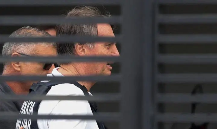 Relatório médico de Bolsonaro aponta aumento de crises de soluço
