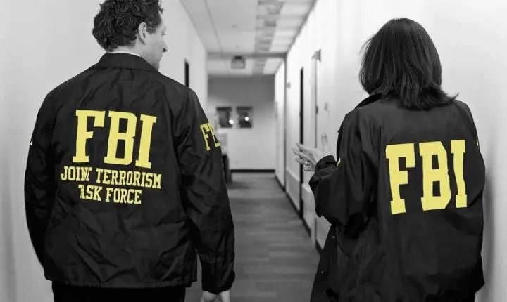 Suspeito de ataque a tiros em jantar com Trump está sob custódia do FBI