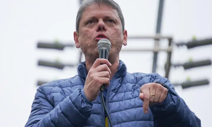 Tarcísio investe em encontros intimistas com prefeitos e termina giro em 45 dias