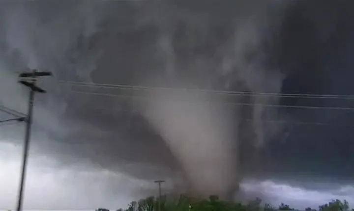 Tornados em Oklahoma deixam pelo menos 10 feridos, diz mídia local