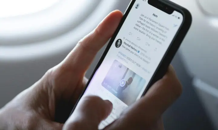 Tudo sobre o melhor celular IP68 para levar para a praia e como a proteção funciona