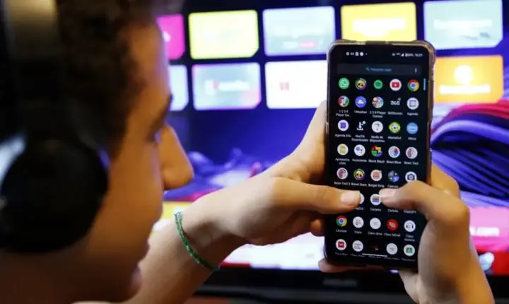 Tudo sobre o melhor celular IP68 para levar para a praia e como a proteção funciona