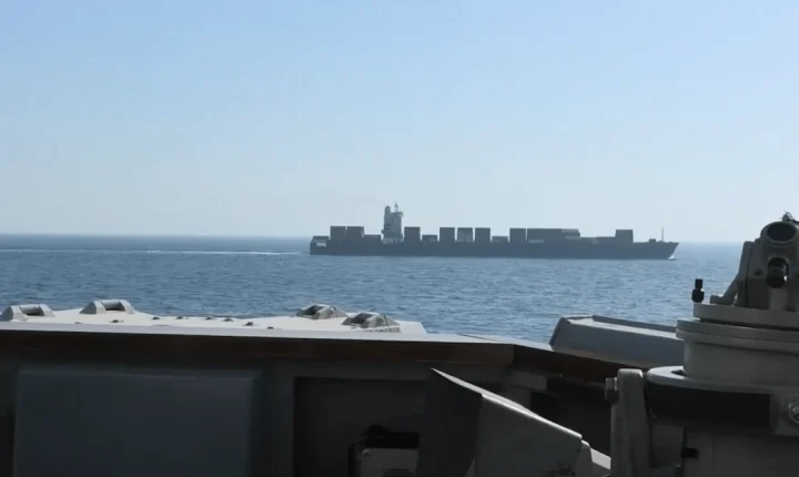 Veja o momento em que a Marinha dos EUA ataca navio cargueiro do Irã
