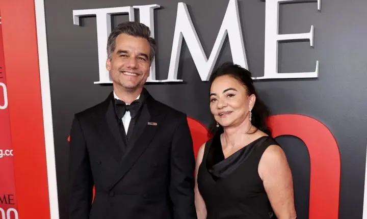 Wagner Moura leva a mãe em festa de gala em Nova York