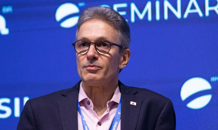 Zema fala o que tem de diferente de Flavio e critica ministros do STF